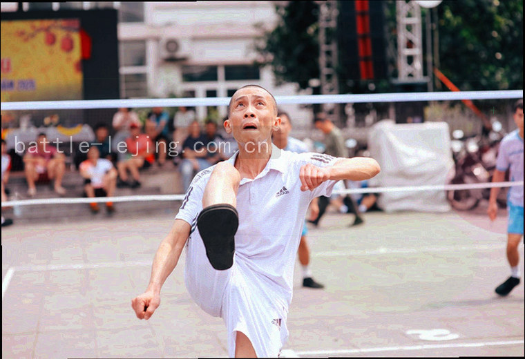 球员在边路争抢的一瞬，动作剪影沿对角线展开