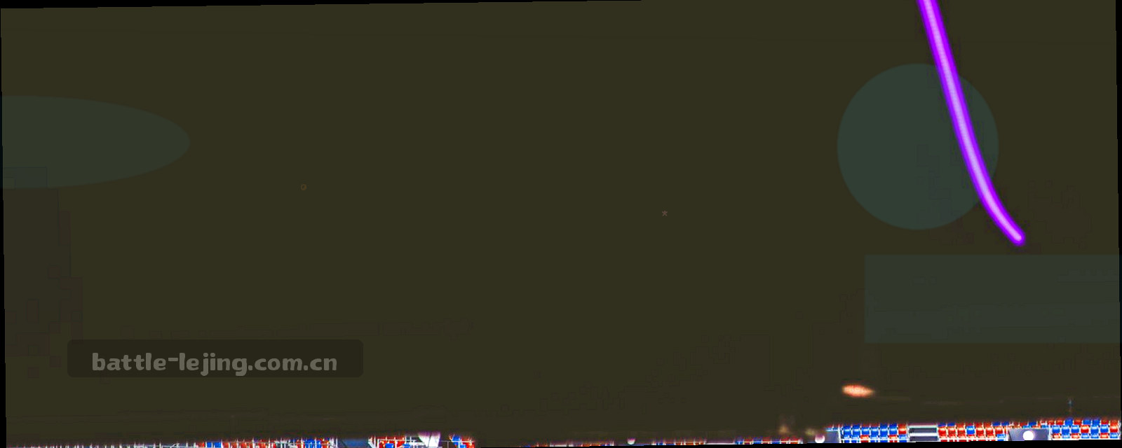 夜间球场灯光下的看台，中心一团亮光把远处人影压成剪影